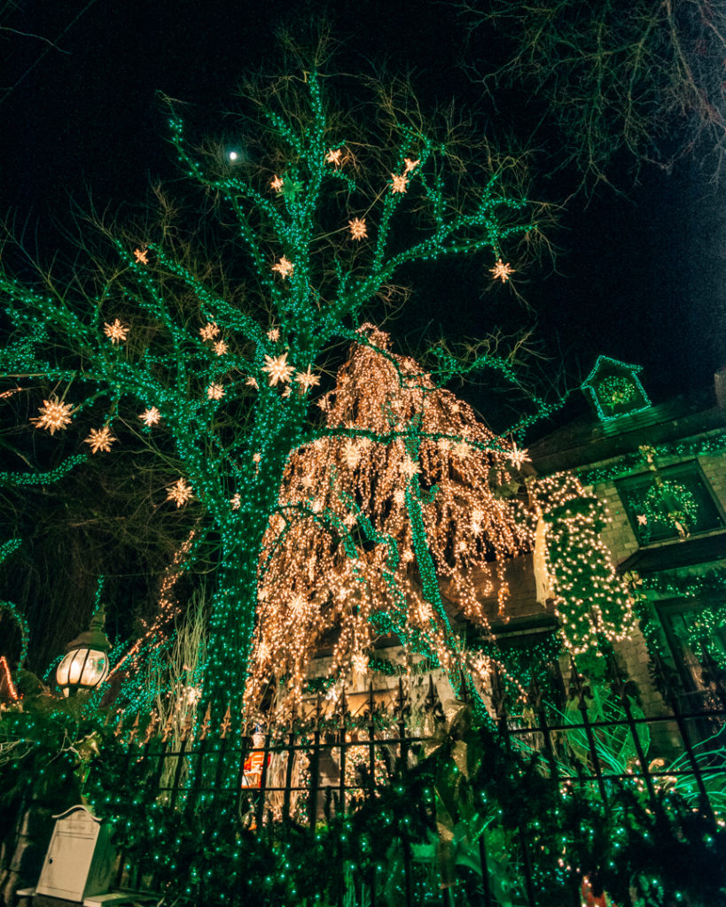 How to visit the Dkyer Heights Christmas lights in Brooklyn, New York #dykerheights #christmaslights #brooklyn #nyc #christmas #dykerheightschristmas #dykerheightschristmaslights #christmasdecor #xmasdecor